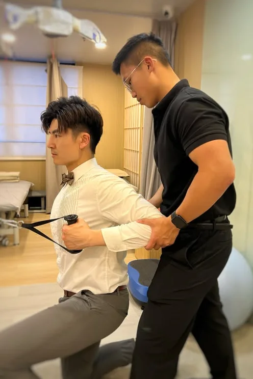 OSP物理治療師在診所指導阻力帶訓練